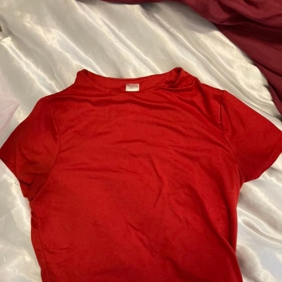 Laura’s boutique red short sleeve crop top - Picture 3 of 3